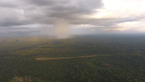 Starke-Regenfälle-über-Dem-Amazonas-Regenwald-In-Saül.-Französisch-Guayana-Bei-Drohnensonnenuntergang